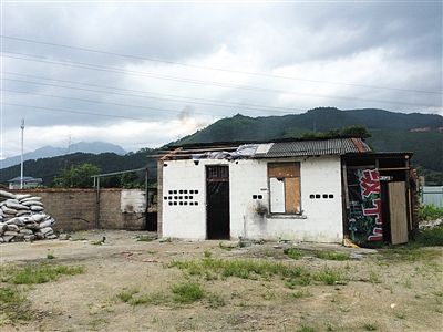 发生虐童事件的废弃房屋，一施暴孩子的父亲就在附近摆烧烤摊，却对此一无所知。新京报记者 林斐然 摄