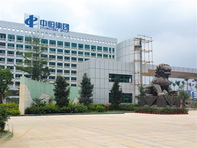 2015年6月9日，广西南宁经开区，正在建设的中恒(南宁)医药产业基地，主楼正在整修。新京报记者 朱星 摄