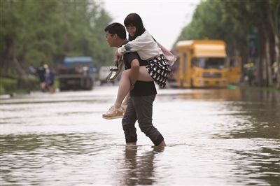 2015年6月28日，南京市出现强降水天气，雨量为暴雨和大暴雨，市区多处道路积水，影响市民出行。这是在南京市江宁区秣周东路拍摄的镜头。 新华传媒视觉中心记者 苏阳 摄