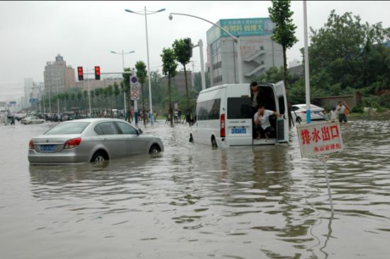 安徽淮南暴雨致严重内涝 公交车仅露车顶