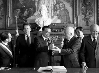      李克强在马赛考察时，当地民众赠送一盆橄榄树盆景。中国政府网