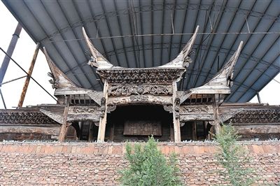 6月29日，在山西晋中市太谷县范村镇，金谷文化公司的仓库里存放着一栋江西老宅子。新华社记者 詹彦 摄