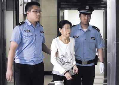 昨日，原铁道部运输局副局长苏顺虎之妻叶晓毛，被法警带入法庭。她被指控伙同丈夫受贿1300余万。新京报记者 尹亚飞 摄