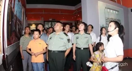 毛新宇与家人在毛岸青纪念馆