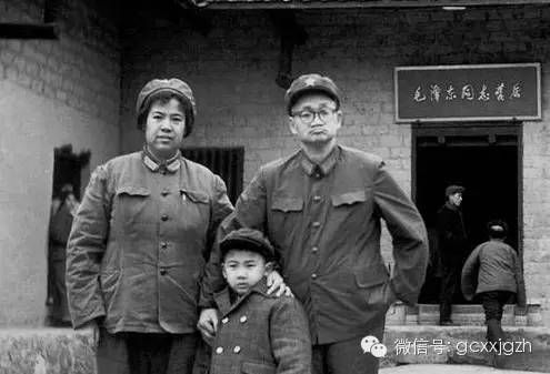 毛岸青、邵华和毛新宇在韶山毛泽东旧居