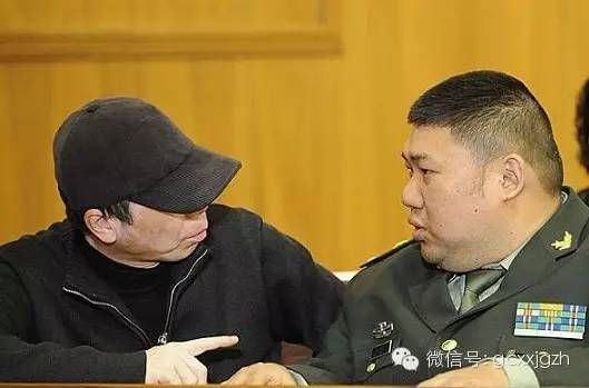 全国两会期间，毛新宇与冯小刚交流