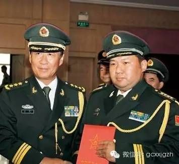 2010年7月，刘源(时任军事科学院政委)为毛新宇颁发少将军衔命令状