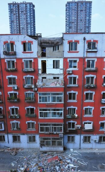 七楼和六楼的阳台整体垮塌。图/CFP