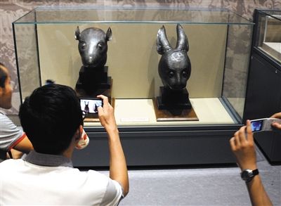 皮诺2013年归还的圆明园青铜鼠首和兔首。