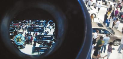 汽博会现场一款神奇的望远镜，可以在观看展台时，了解汽车的参数 新文化记者 蒋盛松 摄 