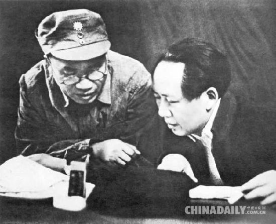 1945年中共七大期间，朱德和毛泽东在一起研究对日作战计划。（刘建 供图）