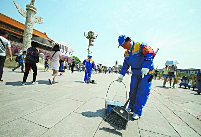 昨天，在灼热的阳光下，环卫集团第三分公司天安门作业队的环卫职工王爱丽和同伴正在天安门城楼前广场进行清扫作业。记者 方非 摄