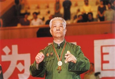 2002年军乐团成立50周年，罗浪在首都体育馆指挥国歌演出。