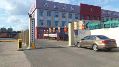 哈尔滨市第54中学的招牌与旁边商户相比，很不起眼。图/东方IC