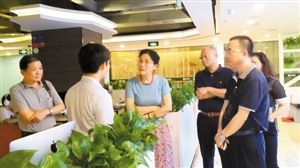 杜勤副局长在雨乐网咖调研指导，并与网咖负责人交流。