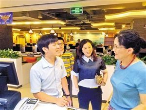 杜勤副局长在雨乐网咖调研指导，并与网咖负责人交流。