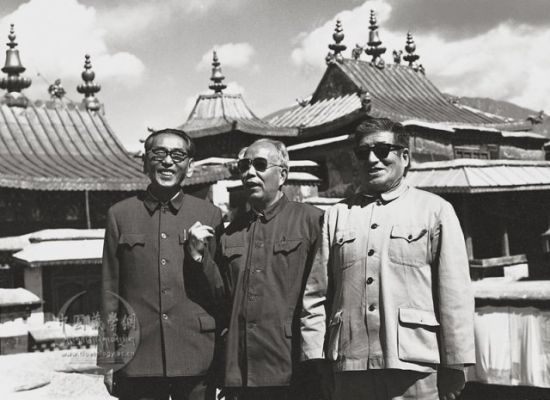 1980年5月30日，万里（中）参观布达拉宫。