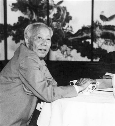 1982年6月19日，中共中央宣传部、文化部为招待文联四届全委会二次会议的代表举办茶话会，万里出席了茶话会。图 王苗/CFP