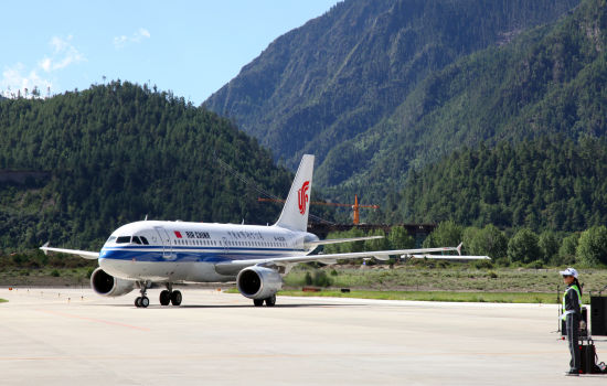 北京—林芝首航客机抵达林芝机场