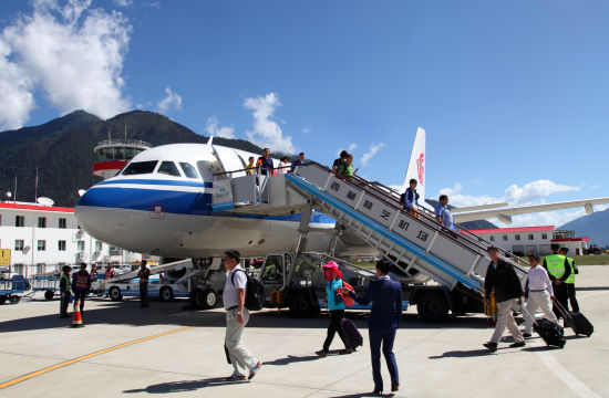 北京—林芝首航航班旅客到达