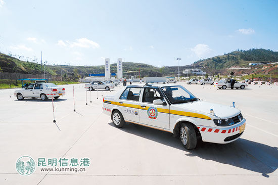 昆明某驾驶员培训基地里，学员正在练车。 记者周密/摄