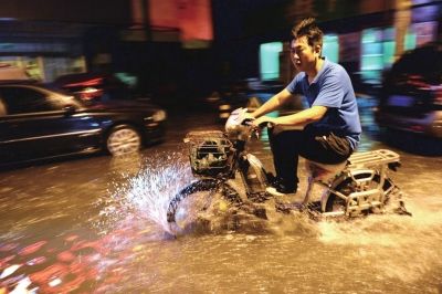 左家庄地区昨夜零时积水严重。京华时报记者 谭青 摄