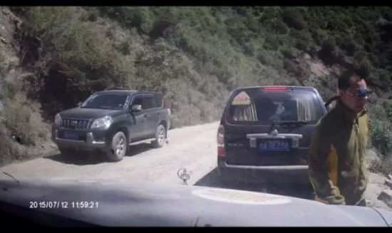 参与打人的“眼镜哥”。 