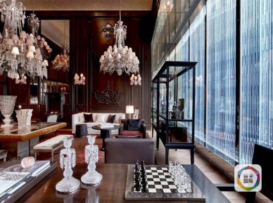 从接待大厅到酒店走廊、房间、卫生间，到处都能看到漂亮精致形态各异的巴卡拉水晶制品。