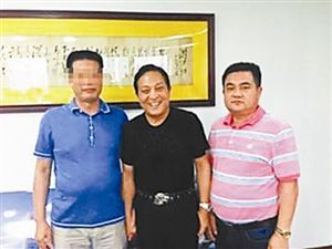 王林（中）与黄钰刚（右）的合影。资料图