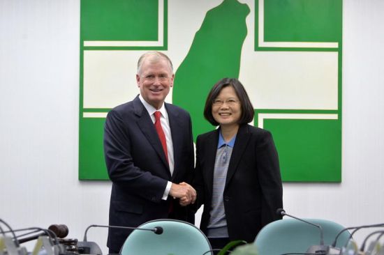 前美国副总统奎尔（Dan Quayle）（左）20日前往民进党中央，与党主席蔡英文（右）闭门会谈。