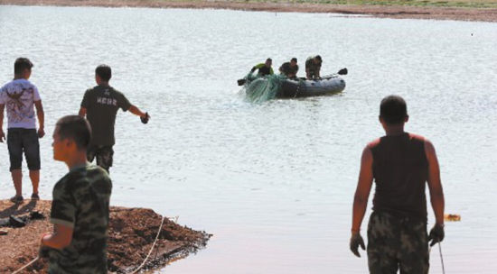 图为7月20日17时12分，救援人员在打捞溺水男子