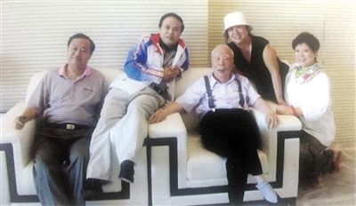 2008年，万里和家人在一起。万伯翱 供图