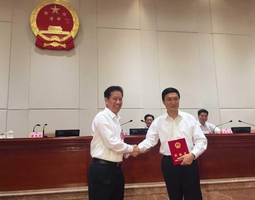 四川省人大常委会副主任陈光志向叶壮颁发任命书