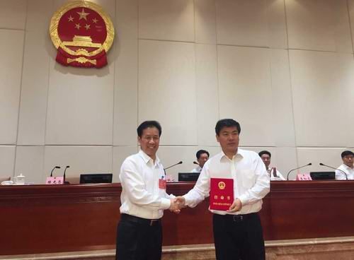 四川省人大常委会副主任陈光志向罗强颁发任命书。　