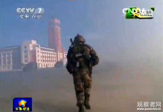 央视视频画面，注意“跨越-2015·朱日和C”演习中出现的红色5层建筑物