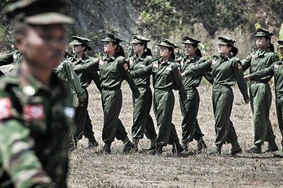 2012年2月，缅甸克钦邦，地方武装女兵进行训练，缅甸政府军多次与地方武装发生冲突。