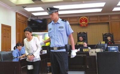 宣判后，叶晓毛被法警带下法庭。京华时报记者 裴晓兰 摄