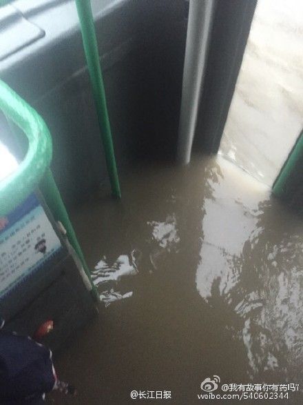 公交车内进水。