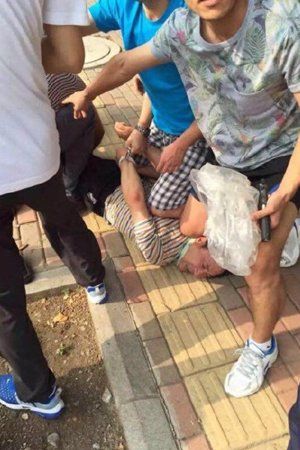 大连枪击案嫌犯抓捕现场。图片来自大连电视台《城市直通车》官方微博