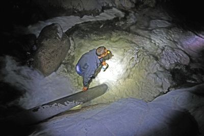 2015年7月4日，云南省昆明市东川区因民镇田坝村落脚组，从选矿厂接到金沙江边的排污管道，插进金沙江内，气味刺鼻，一股“喷泉”从一片乳白色的水域里喷出半米高。