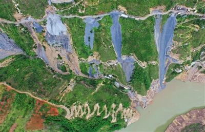 2015年7月2日，云南金阳县金阳河口，三个矿业公司，几十个铅锌矿采矿洞，将开采的铅锌矿矿渣直接倾倒在山坡进而入金沙江，形成不稳定滑坡体，并侵占金沙江库容。这些矿山基本没有尾矿坝，生产污水就直接排放金沙江中。