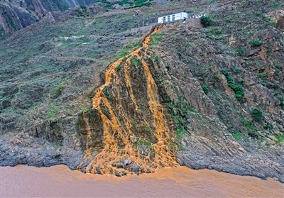 2015年7月5日，四川会东县淌塘镇攀鑫矿业将红色的选矿废水通过电厂尾水排放到金沙江中。