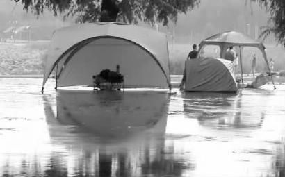 帐篷被困成了“孤岛” 吉友 雨曦 摄