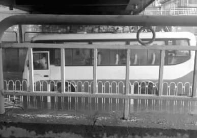 公交车被困在桥洞下