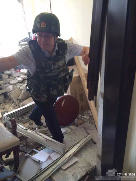 中国外交官在被袭击的使馆内。