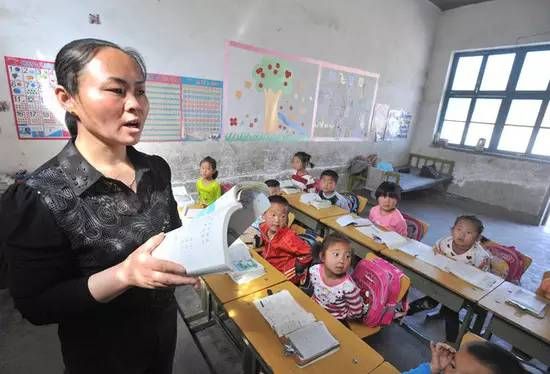 郜艳敏是村里唯一一个上过初中的人，当地中心校的校长找到她，请求她来教孩子们时，她答应了下来，成为了下岸村一名代课老师。 资料图