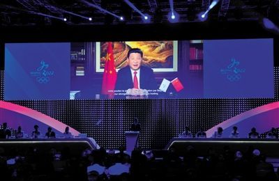 7月31日，在国际奥委会投票表决前，国家主席习近平通过视频向国际奥委会委员致辞。 新华社记者 公磊 摄