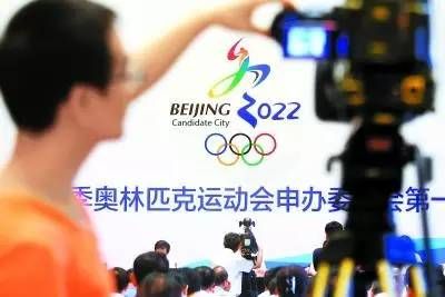 图为2014年8月1日，记者在会上拍摄申办标识“墨舞冬奥”。当天，北京冬奥申委召开第一次全体会议。申办愿景“纯洁的冰雪，激情的约会”和申办标识“墨舞冬奥”等北京申办2022年冬奥会核心元素也在会议上正式集中亮相。