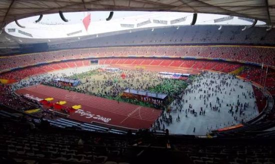  图为位于北京的国家体育场“鸟巢”内景。2013年11月3日，中国奥委会正式致函国际奥委会，提名北京市为2022年冬奥会的申办城市。北京市、河北省张家口市将联合申办2022年冬奥会。“鸟巢”规划用于举办冬奥会开闭幕式。（资料照片）