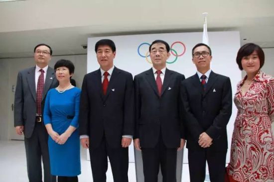 图为2014年7月7日，洛桑（瑞士），北京2022年冬季奥林匹克运动会申办委员会成员河北省副省长许宁（右三），北京副市长杨晓超（左三）、北京市政府副秘书长侯玉兰（左二）等在发布会上合影。当天，国际奥委会宣布，中国北京与挪威奥斯陆、哈萨克斯坦阿拉木图三座城市正式入围2022年冬奥会候选城市。（新华社记者张淼摄）